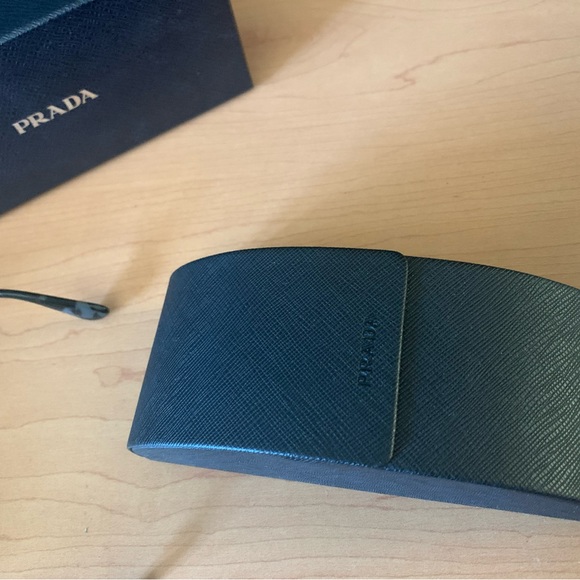 Prada sunglasses new I’ve never used - Picture 6 of 6